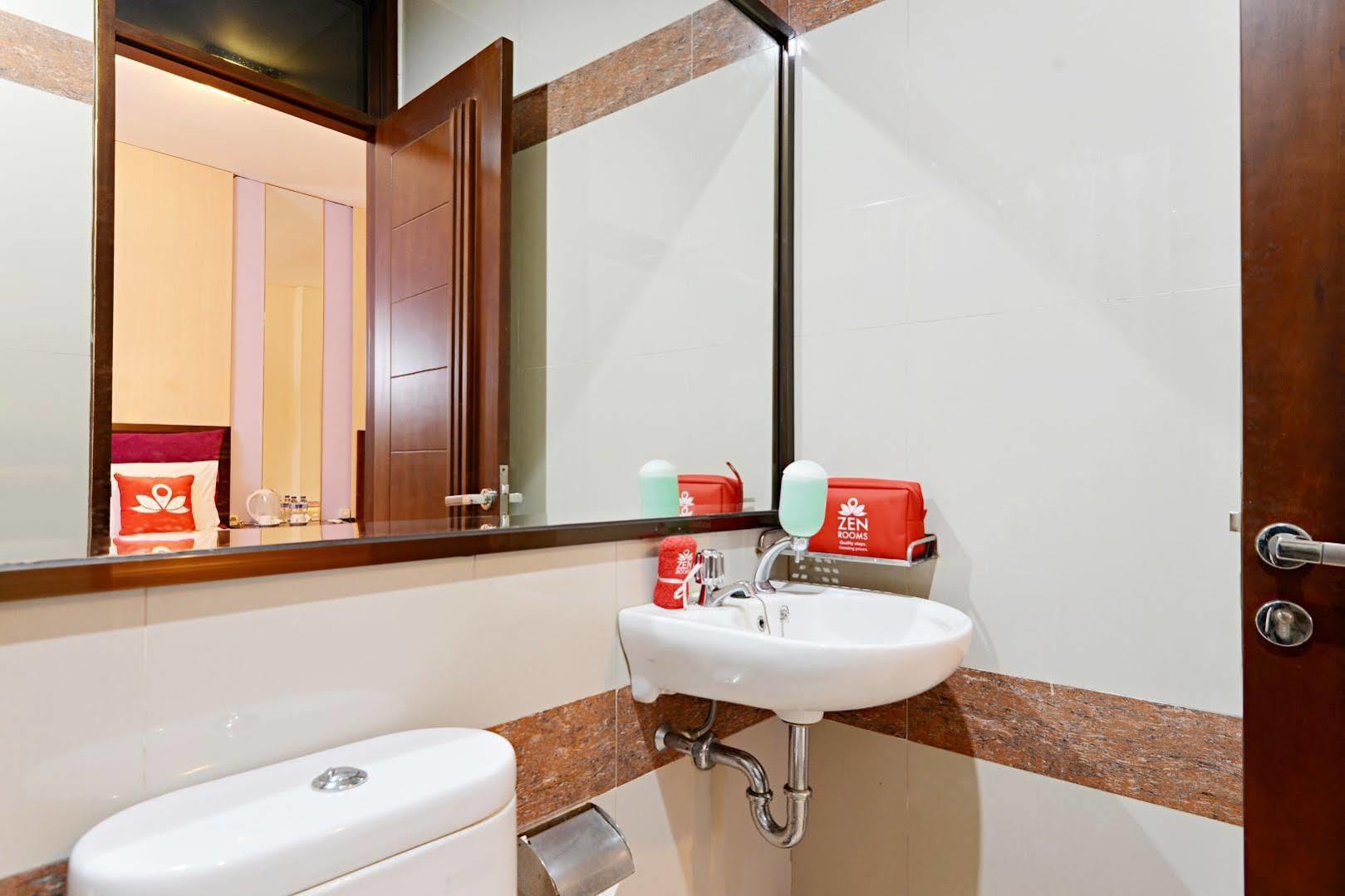 Zen Rooms Riau Natuna Бандунг Экстерьер фото