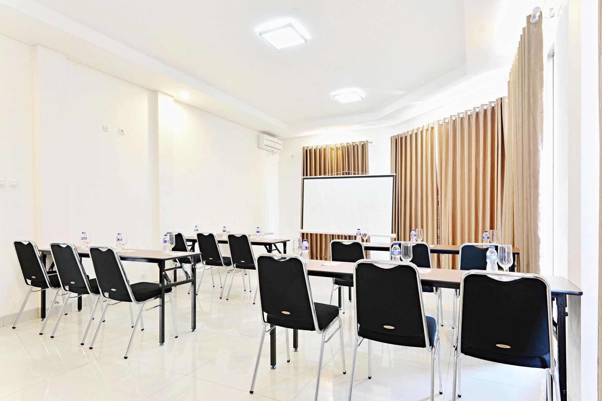 Zen Rooms Riau Natuna Бандунг Экстерьер фото